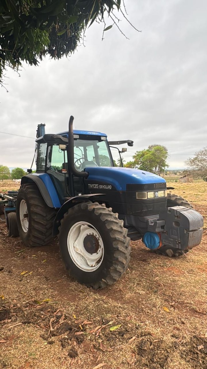 Trator New Holland TM135 Cabinado ano 2001