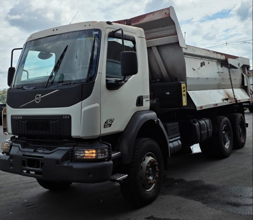 Caminhão Volvo VM 330 6x4 ano 2022