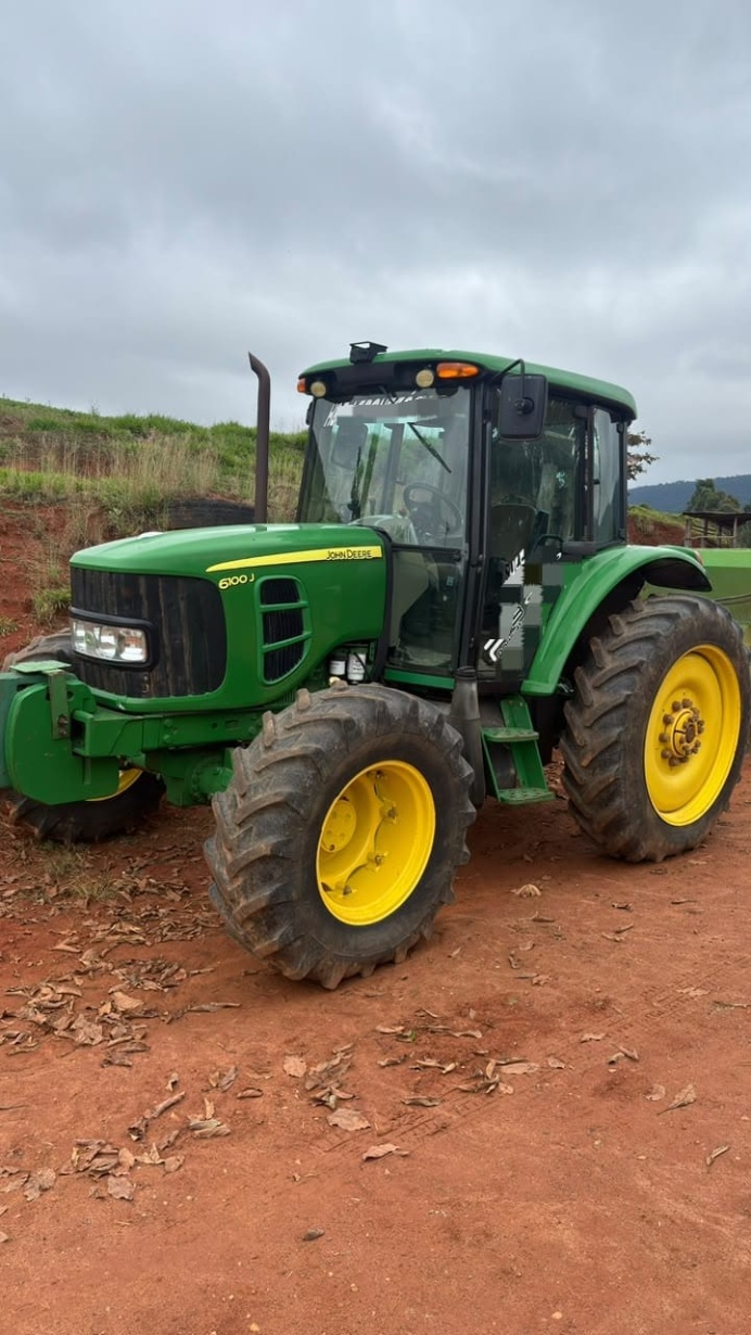 Trator John Deere 6100J ano 2022