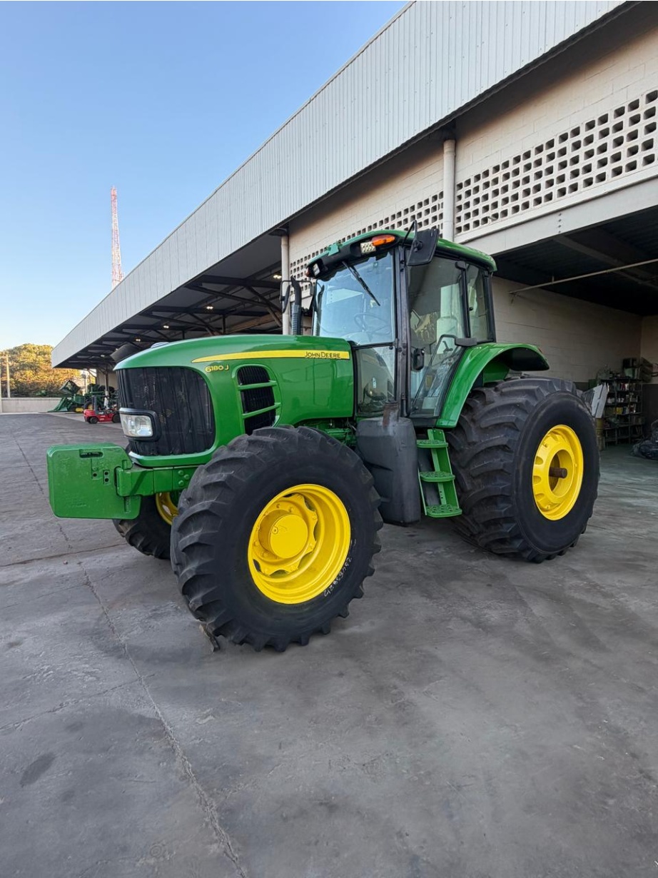 Trator John Deere 6180J ano 2012