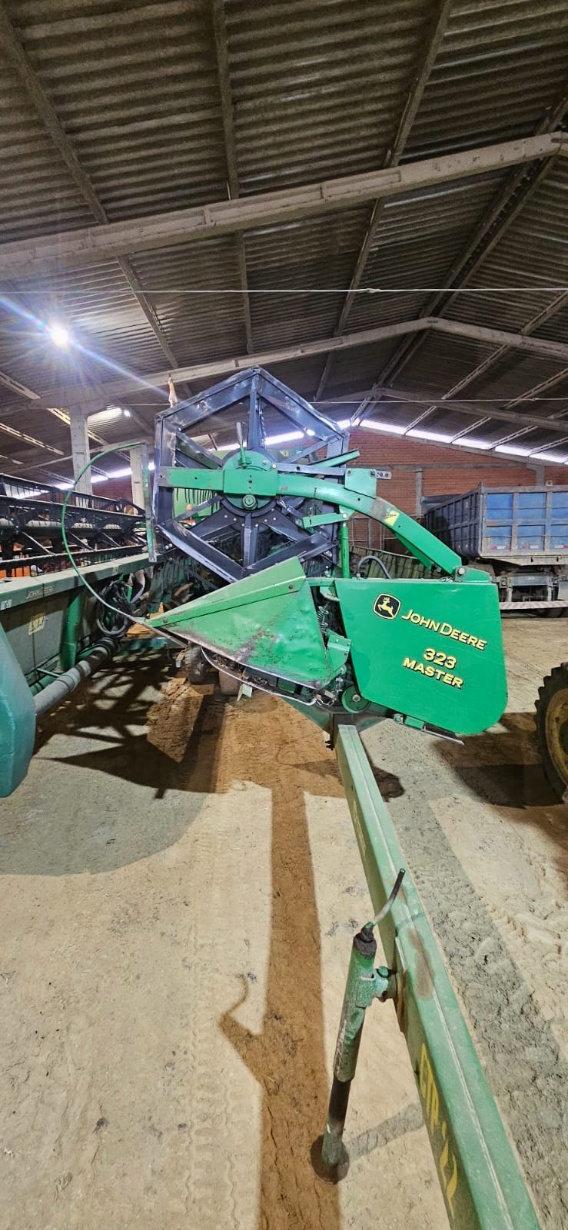 Plataforma John Deere 323 ano 2004
