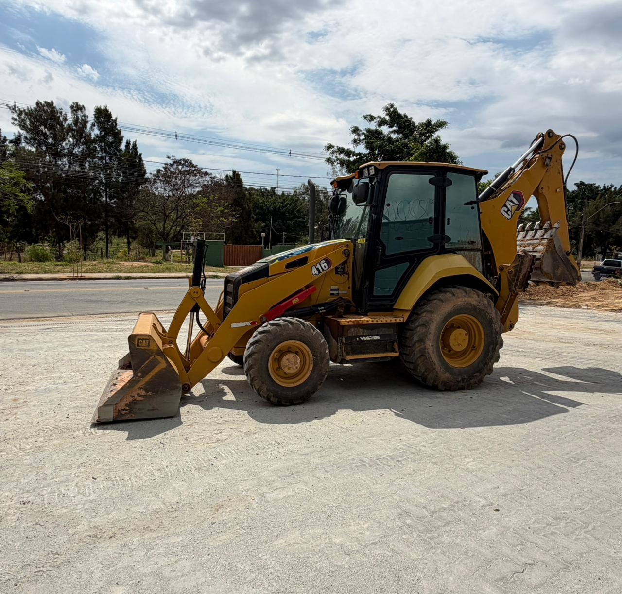 Retroescavadeira Caterpillar 416 ano 2023