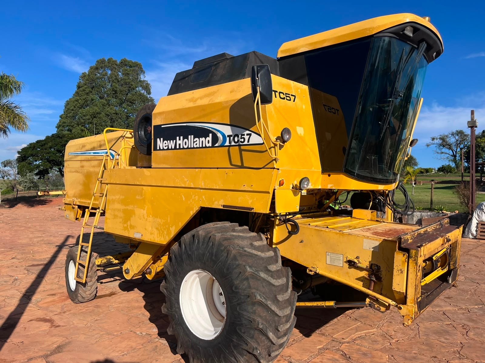 Colheitadeira New Holland TC 57 ano 2003