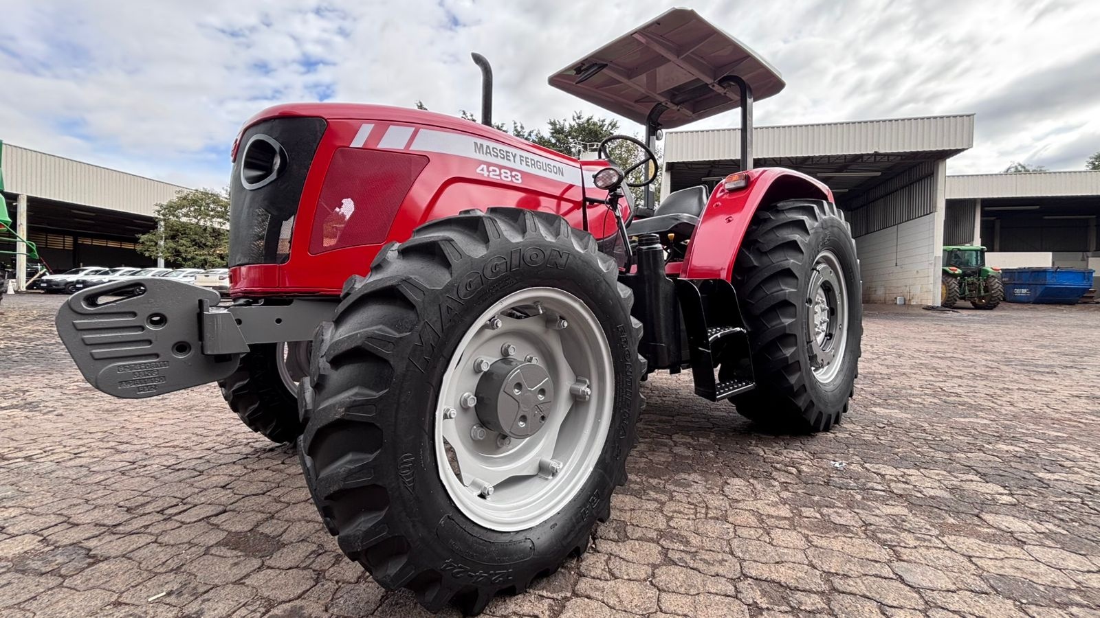 Trator Massey Ferguson MF 4283 ano 2014
