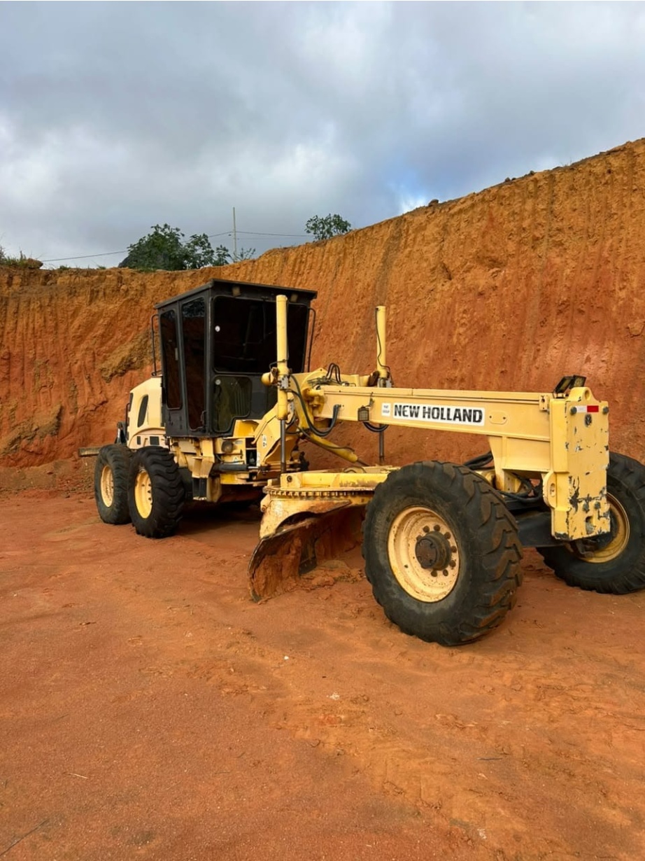 Motoniveladora New Holland RG140B ano 2011