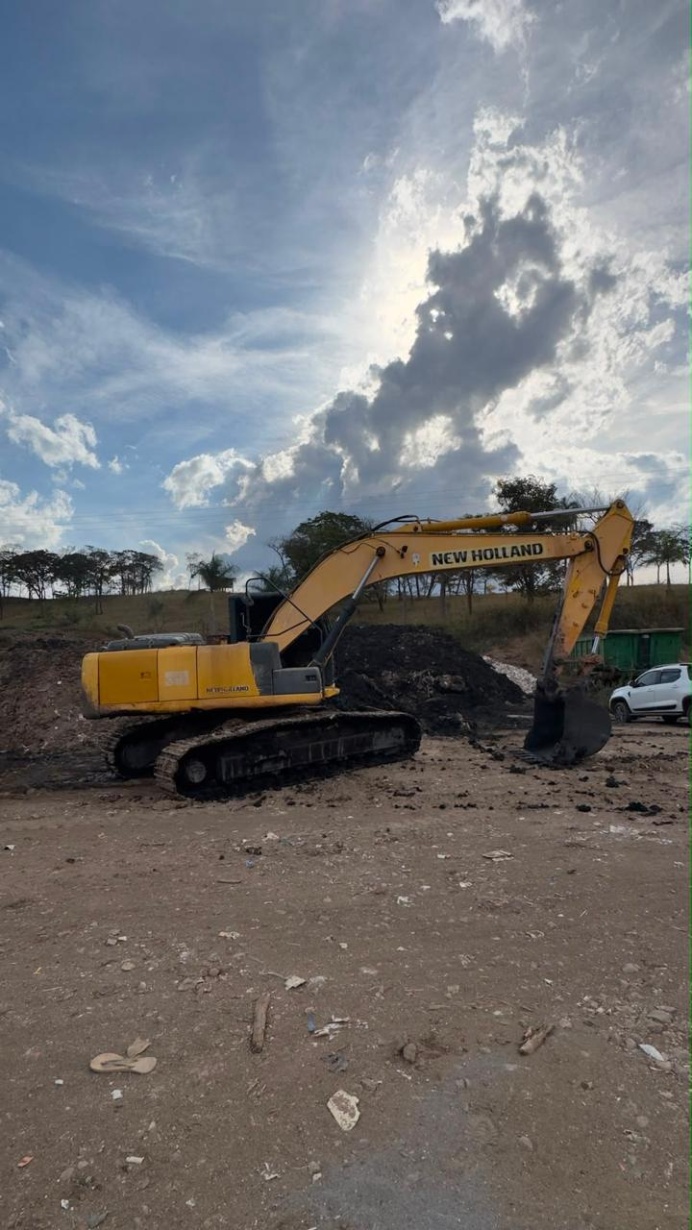 Escavadeira New Holland E215 ano 2015