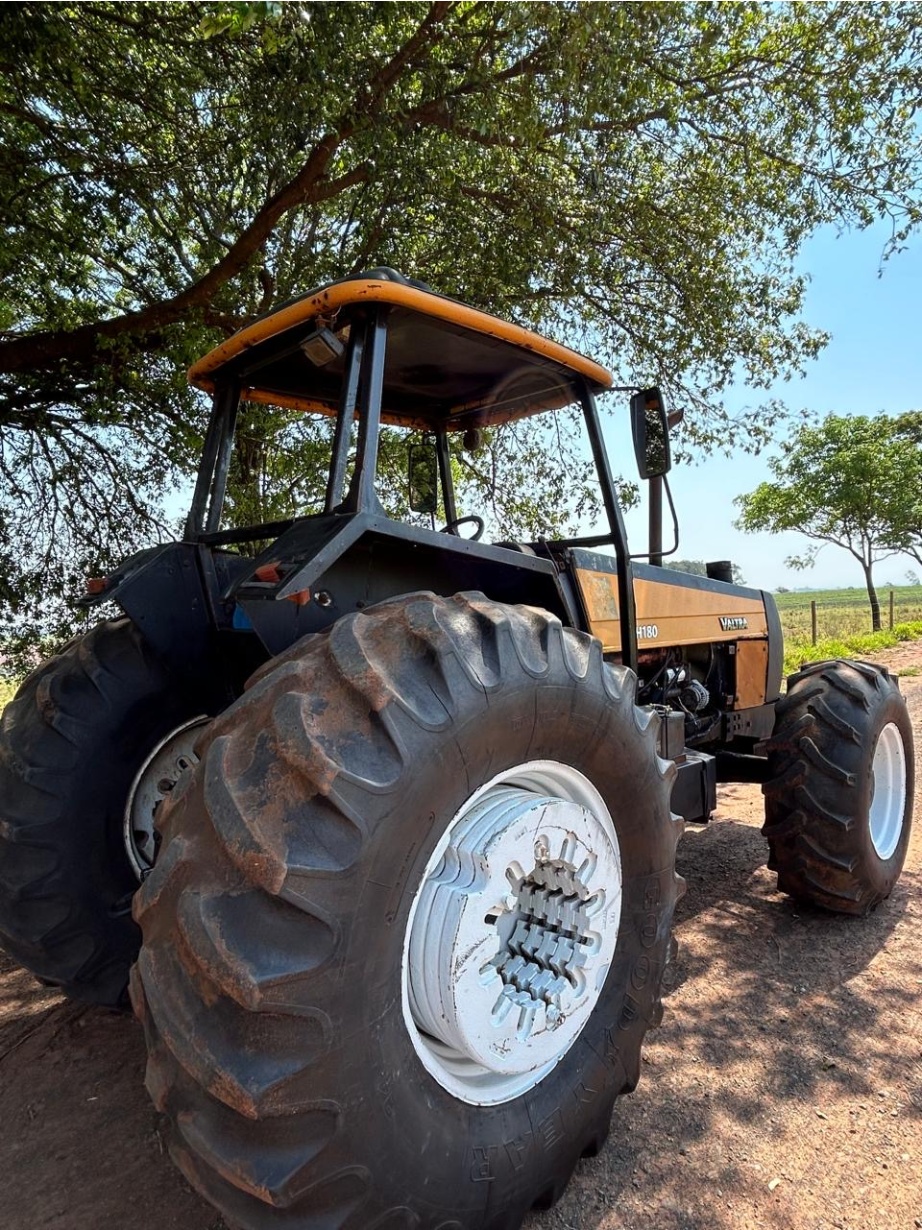 Trator Valtra BH 180 ano 2004