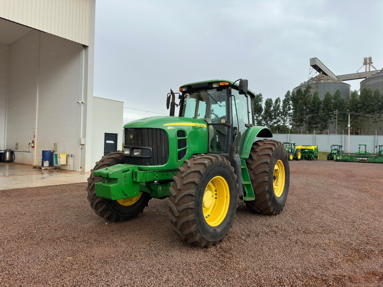 Trator John Deere 6180J ano 2011