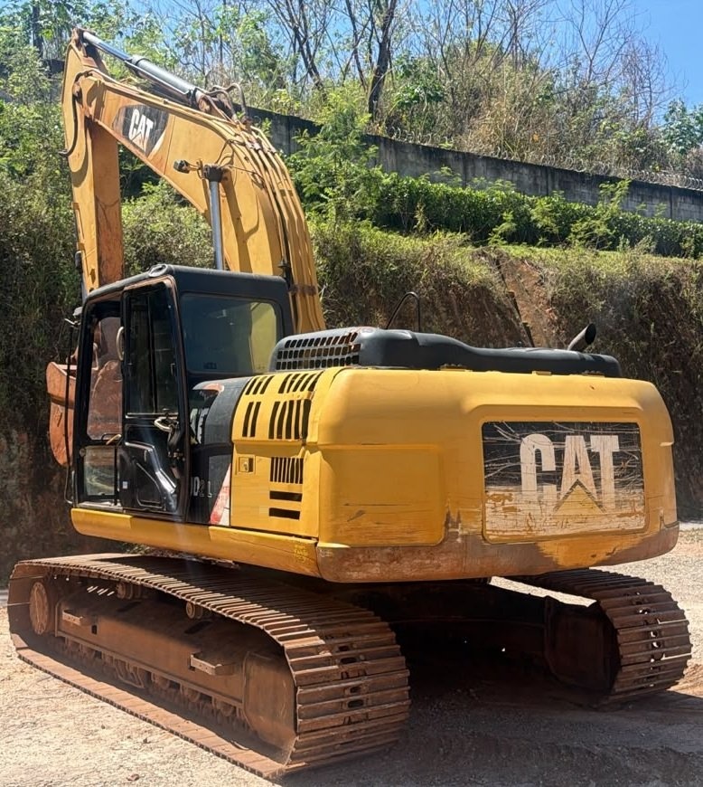 Escavadeira Caterpillar 320 D2L ano 2015
