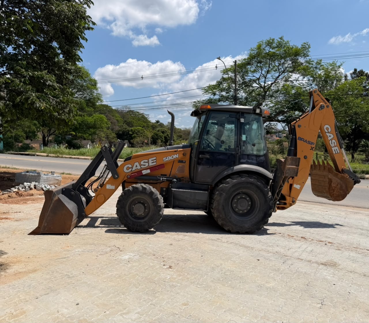 Retroescavadeira Case 580 N  ano 2023