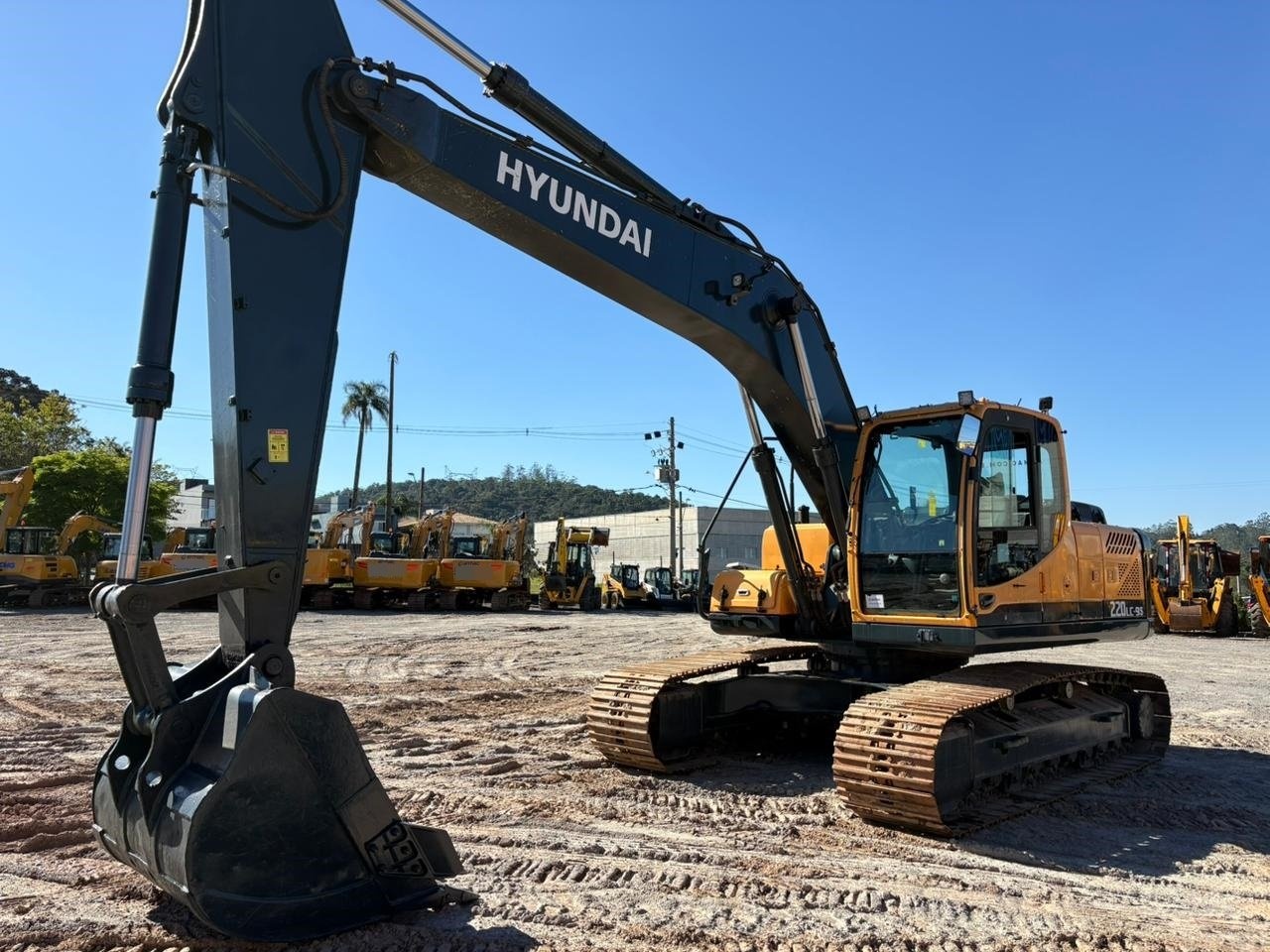 Escavadeira Hyundai R220 ano 2022