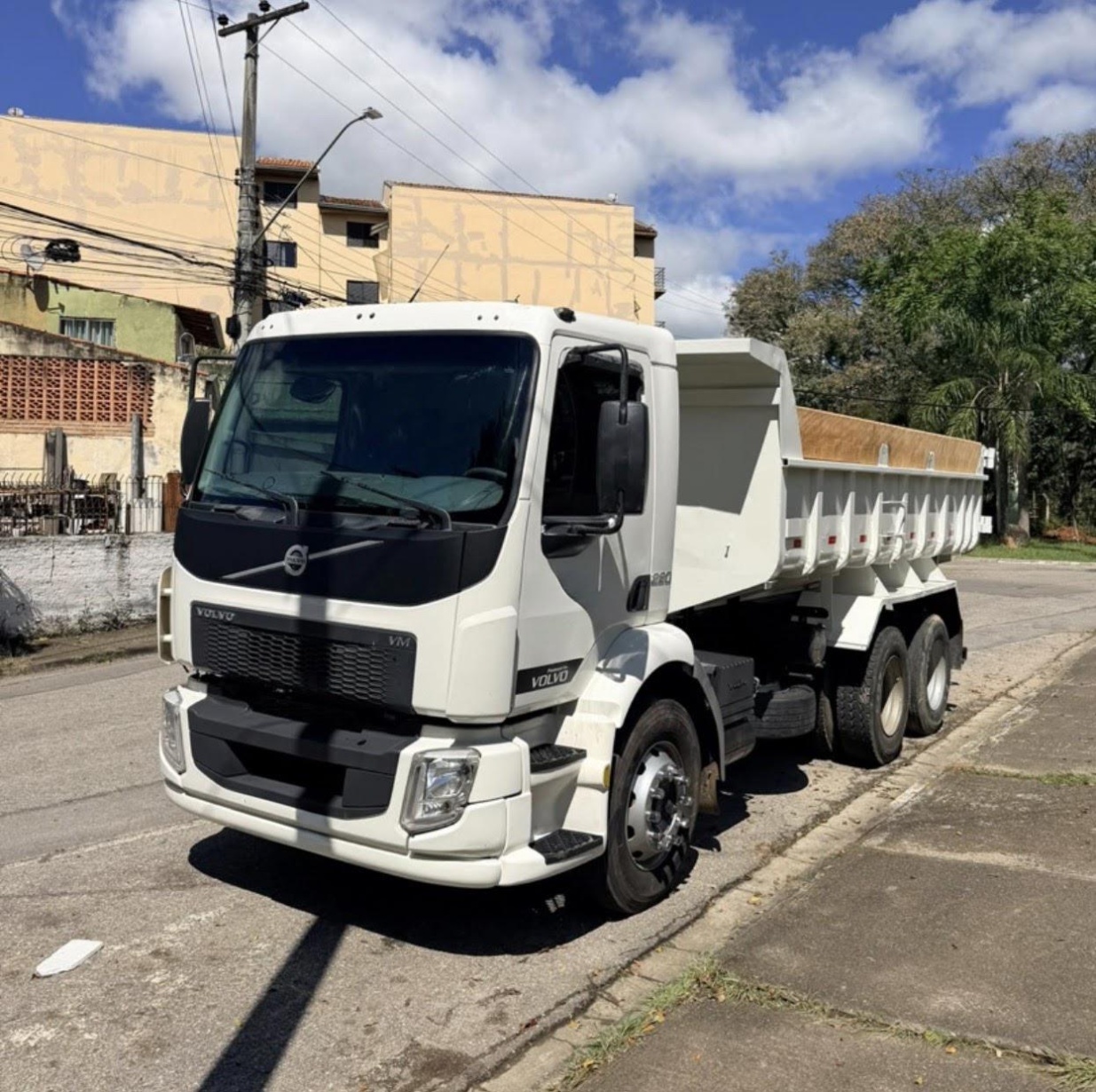 Caminhão Volvo VM 220 ano 2015