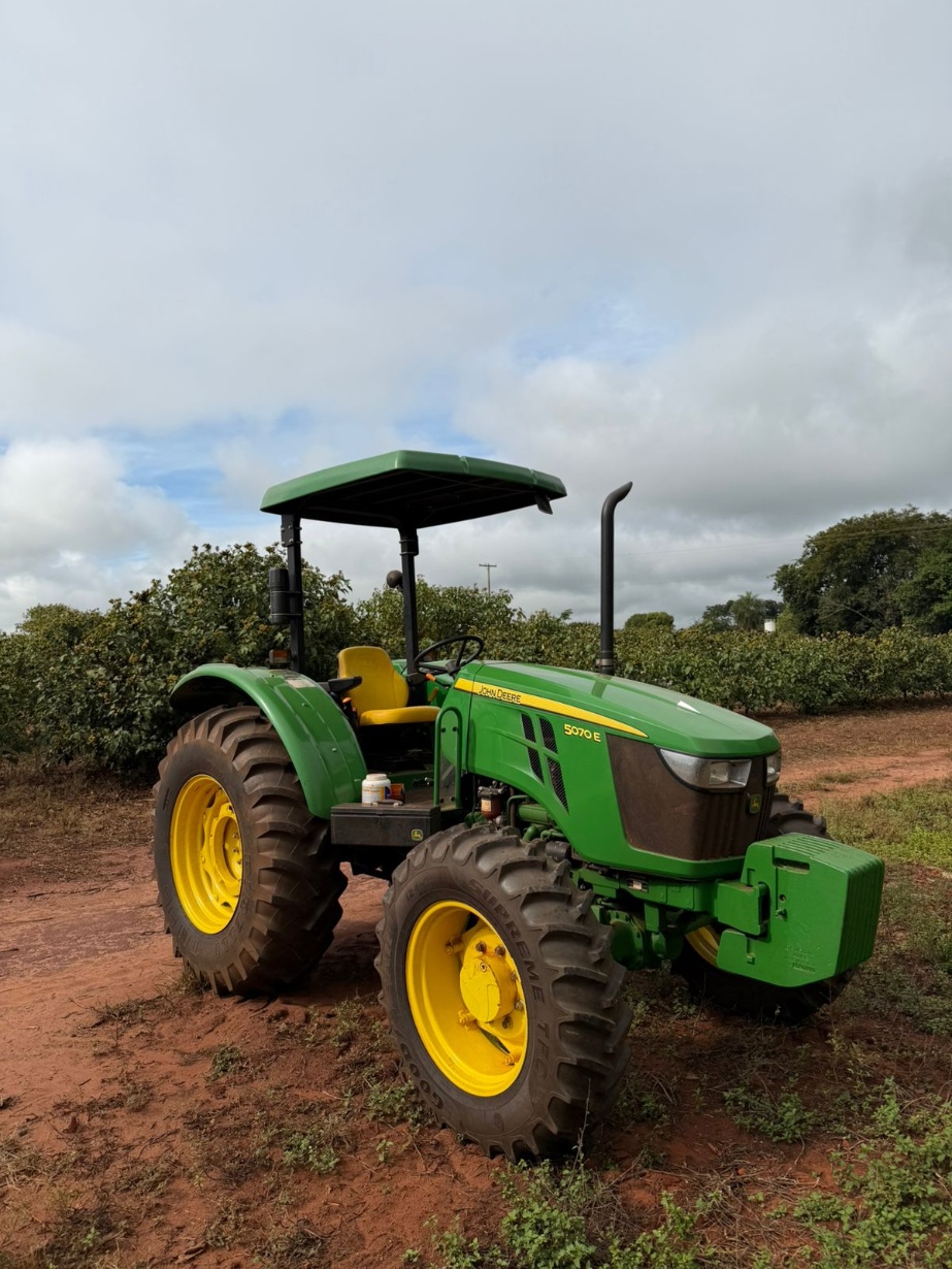 Trator John Deere 5070E ano 2022