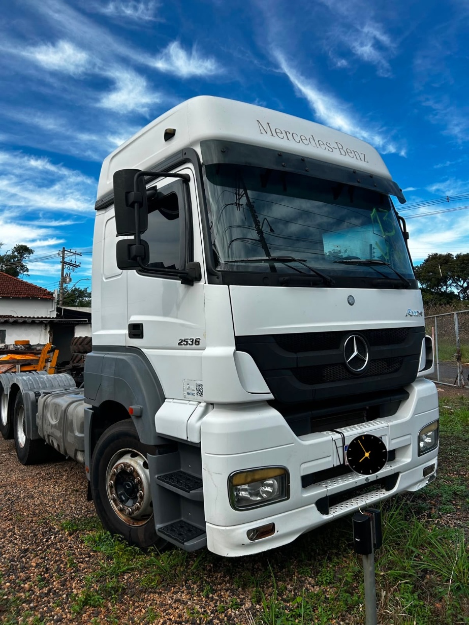 Caminhão Mercedes Benz Axor 2536 ano 2014
