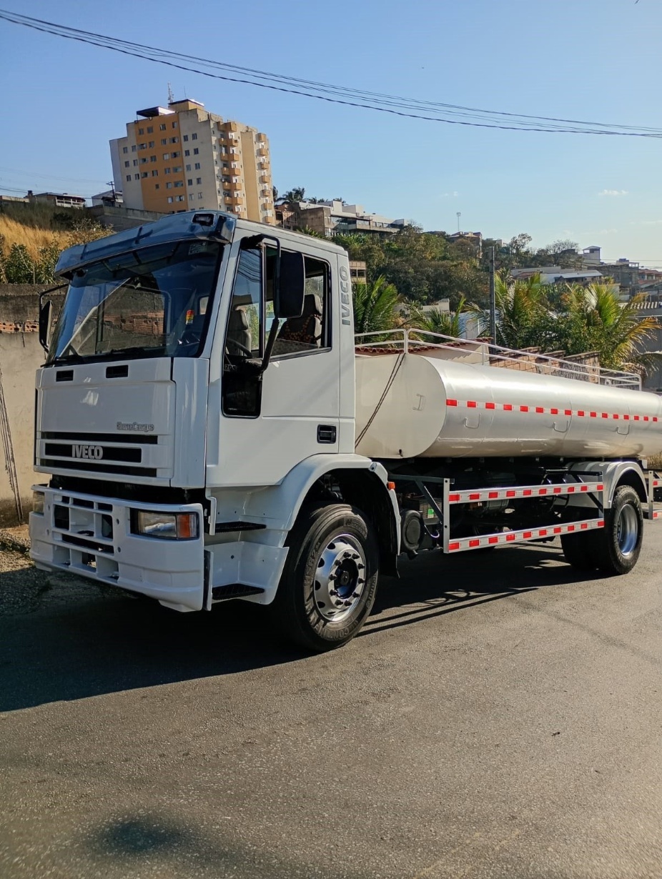 Caminhão Iveco Eurocargo 170E22 ano 2011