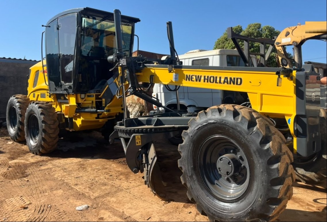 Motoniveladora New Holland RG140 ano 2013
