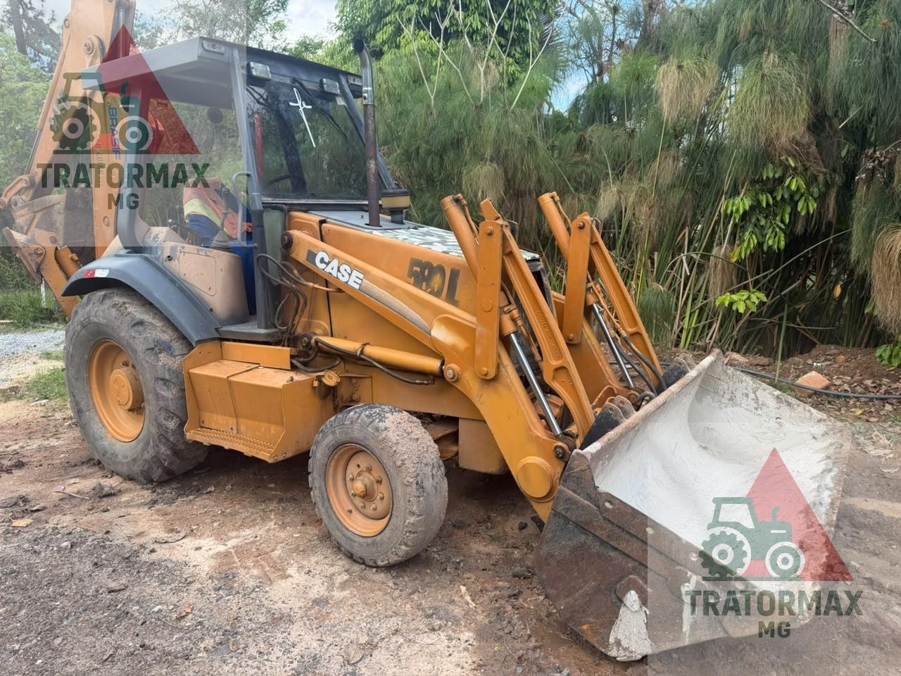 Retroescavadeira Case 580 L ano 2004