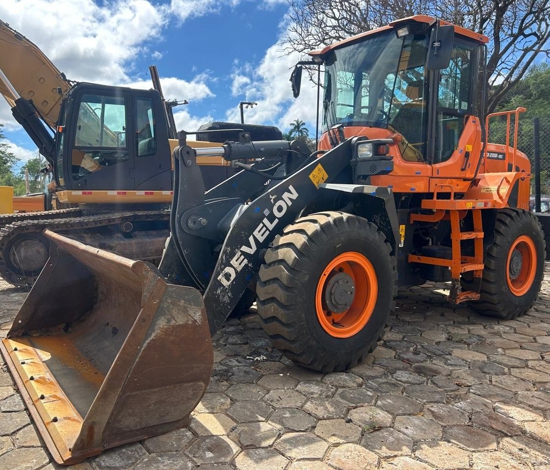 Pá Carregadeira Develon SD200 ano 2025