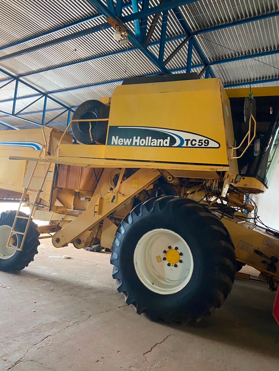 Colheitadeira New Holland TC 59 ano 2004