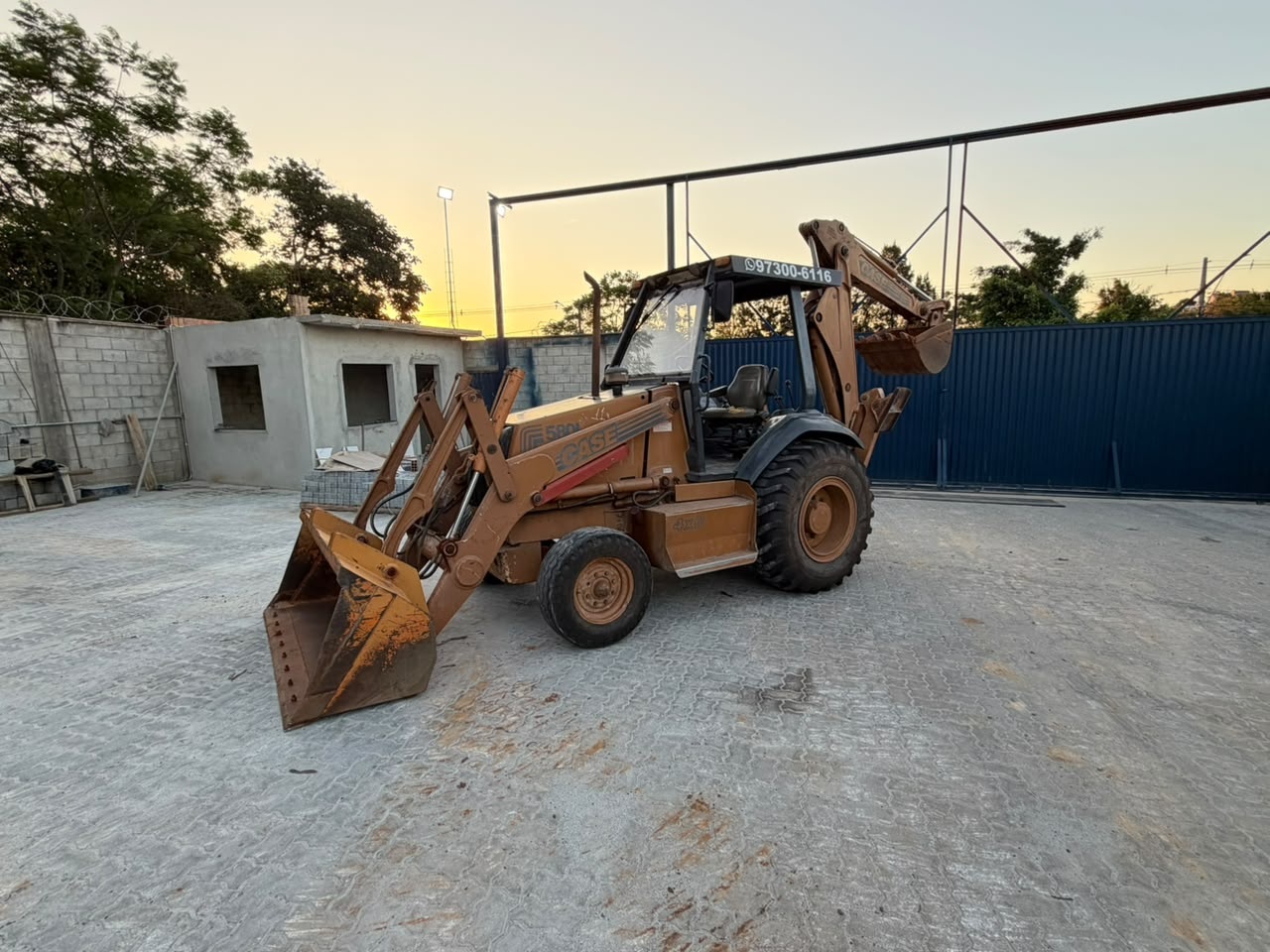 Retroescavadeira Case 580 L ano 2002