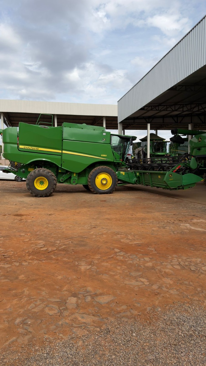 Colheitadeira John Deere S550 ano 2023