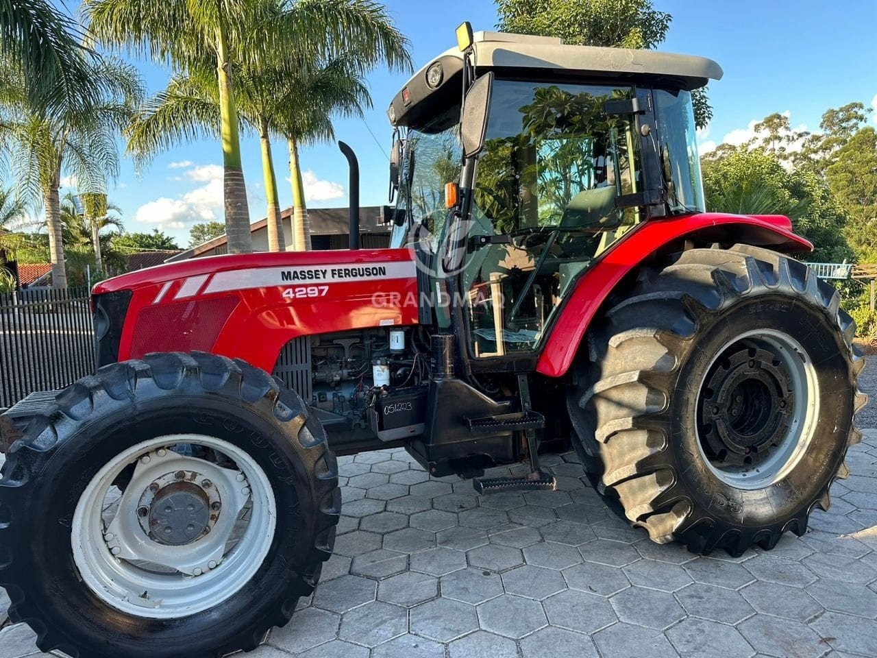 Trator Massey Ferguson MF 4297 ano 2013