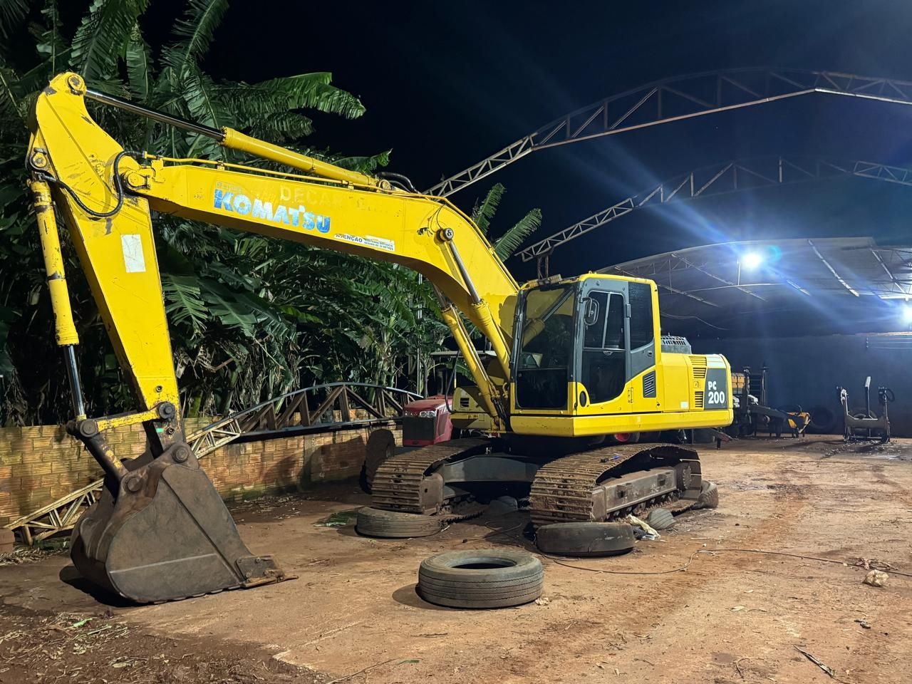 Escavadeira Komatsu PC200 ano 2011