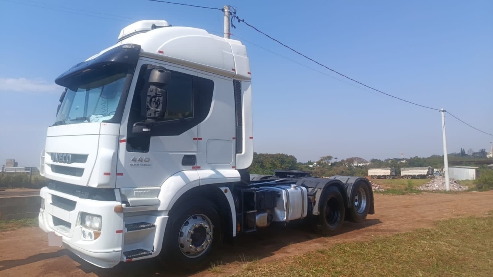 Caminhão Iveco 600S44 6X2 ano 2013