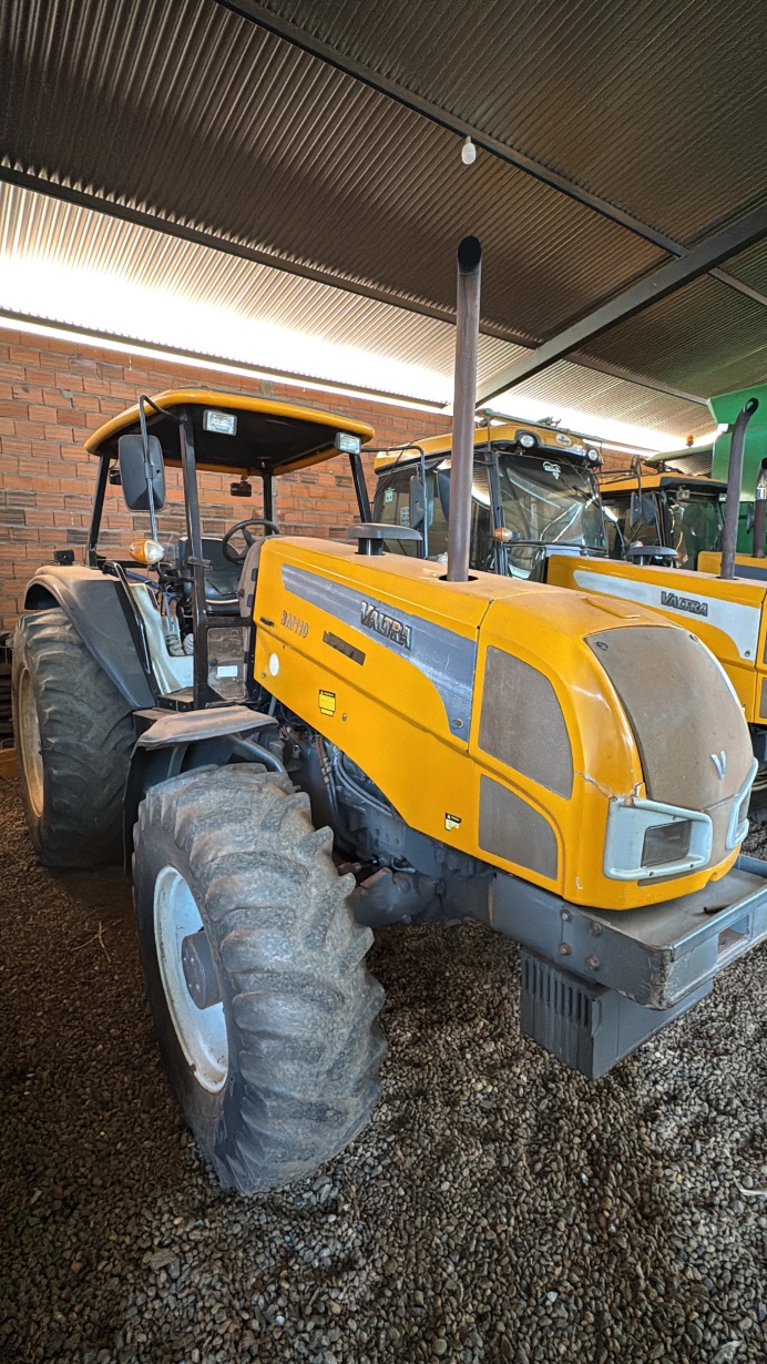 Trator Valtra BM 110 ano 2013
