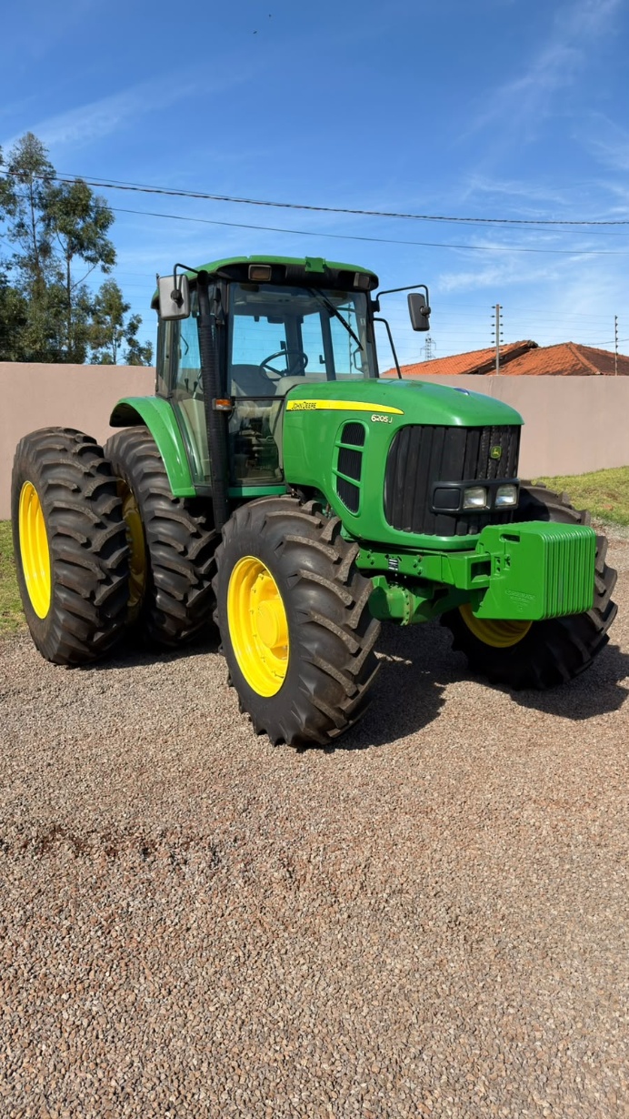 Trator John Deere 6205J ano 2015