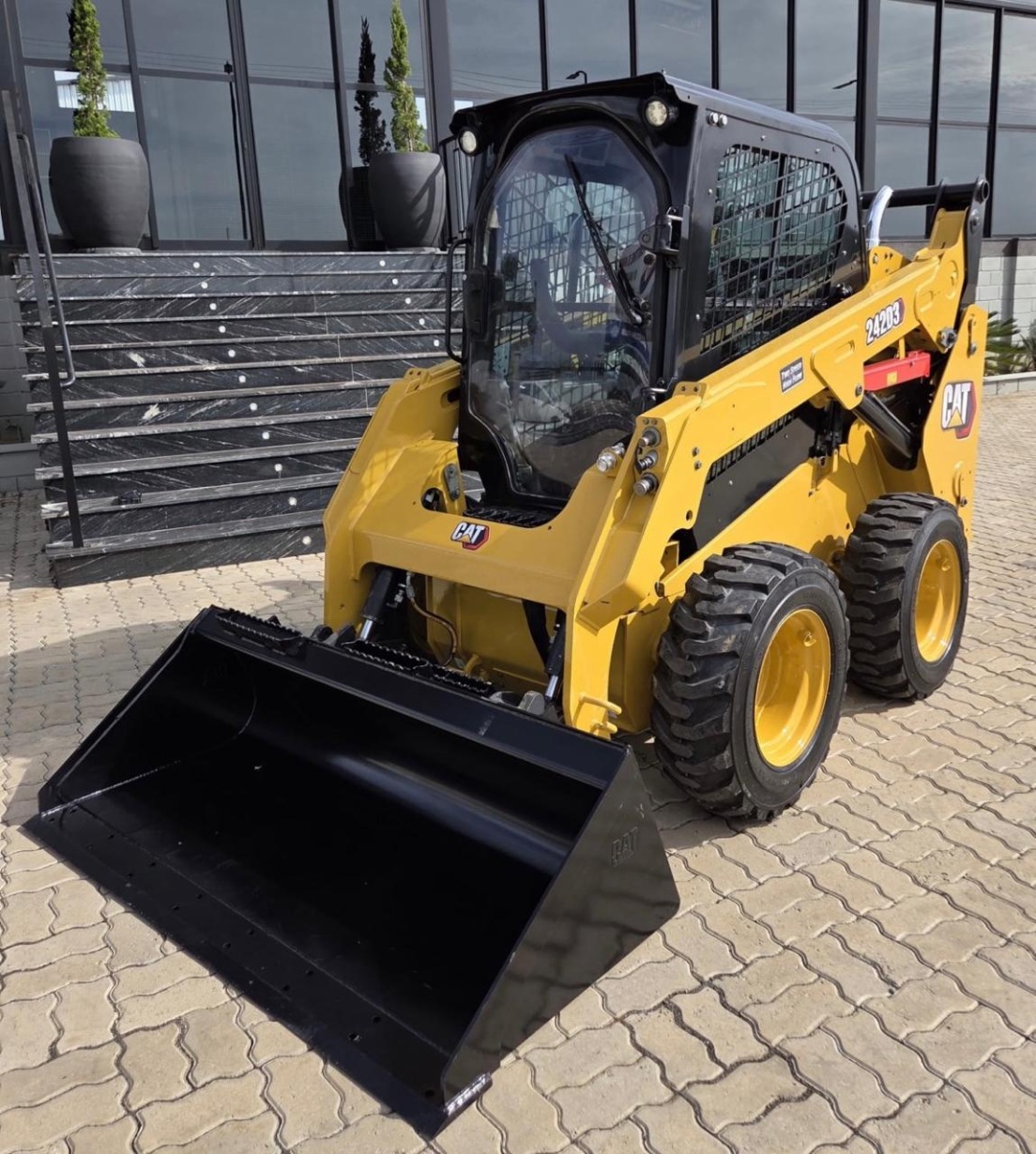 Mini Carregadeira Caterpillar 242D ano 2023
