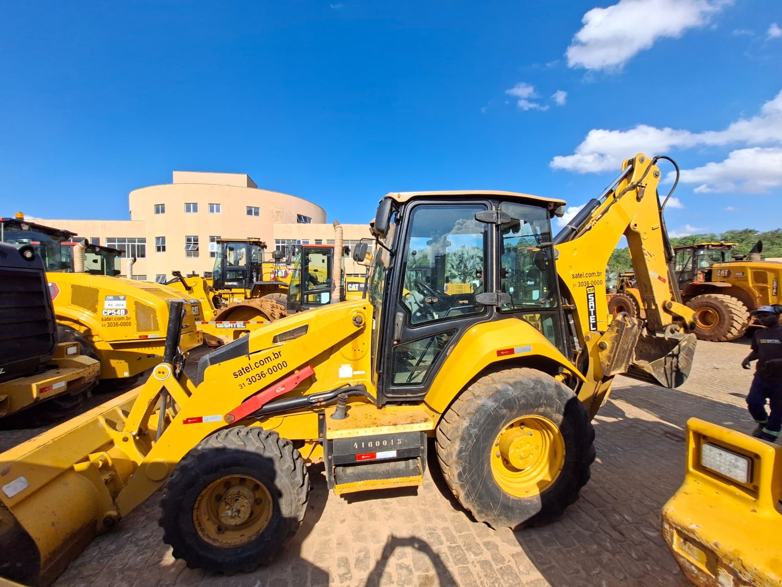Retroescavadeira Caterpillar 416 F2 ano 2022