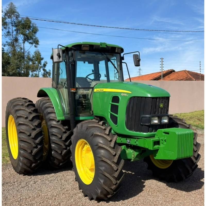 Trator John Deere 6205J ano 2015