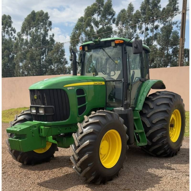 Trator John Deere 6180J ano 2013