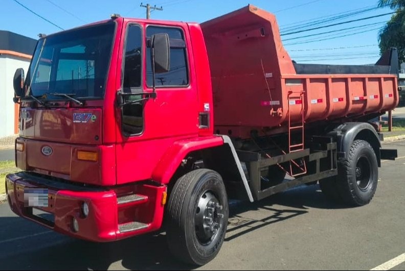 Caminhão Ford 1317 ano 2011