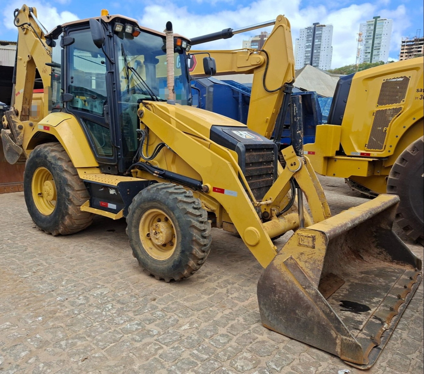 Retroescavadeira Caterpillar 416 F2 ano 2022