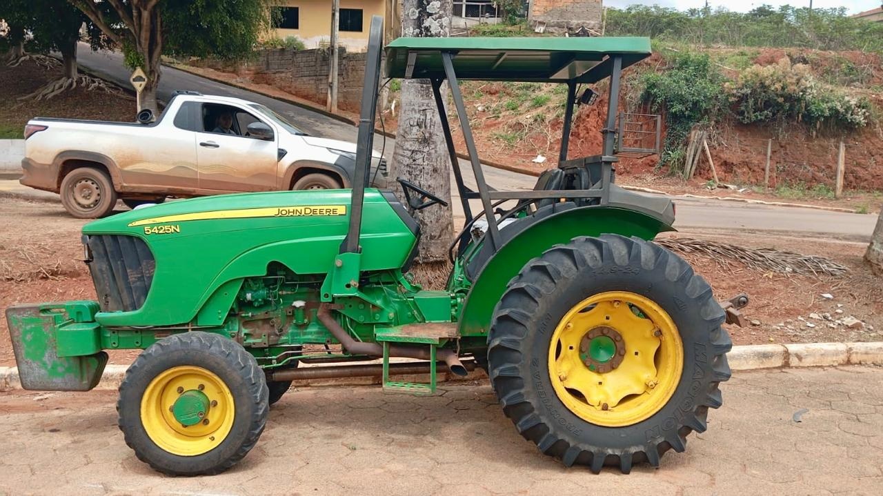 Trator John Deere 5425N ano 2013