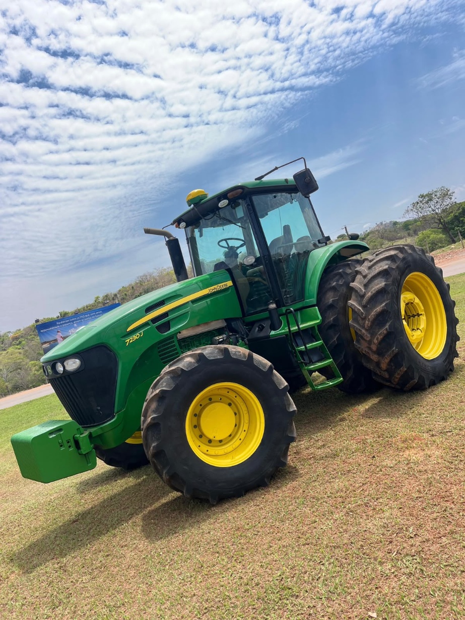 Trator John Deere 7230J ano 2021
