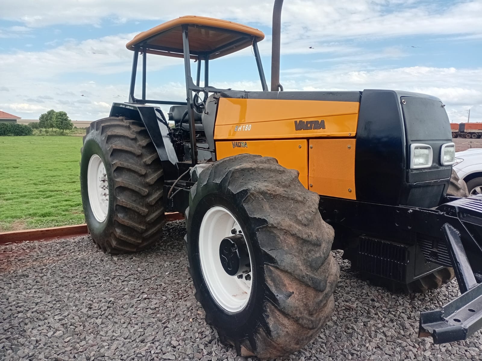 Trator Valtra BH 180 ano 2003