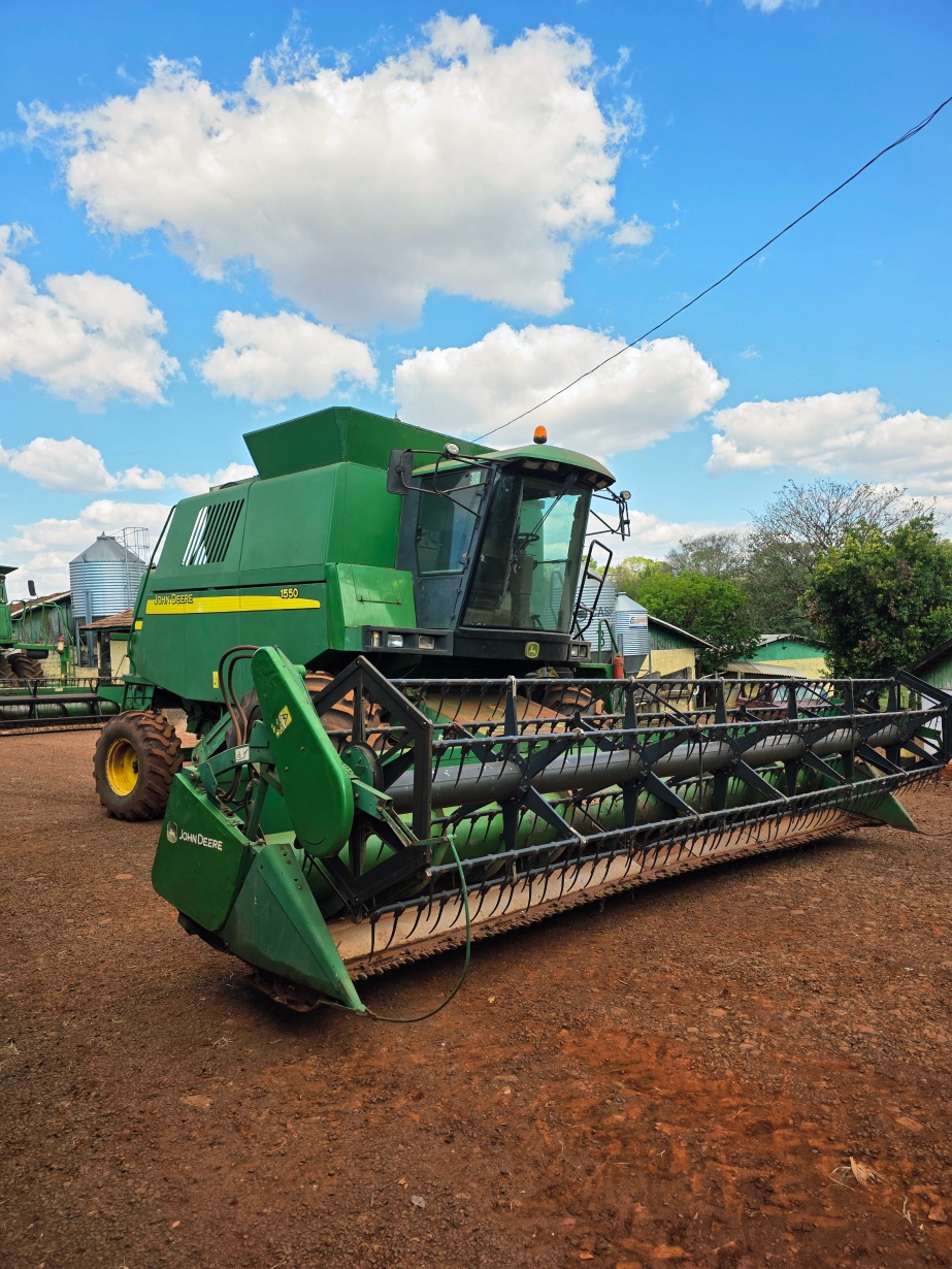 Colheitadeira John Deere 1550 ano 2003