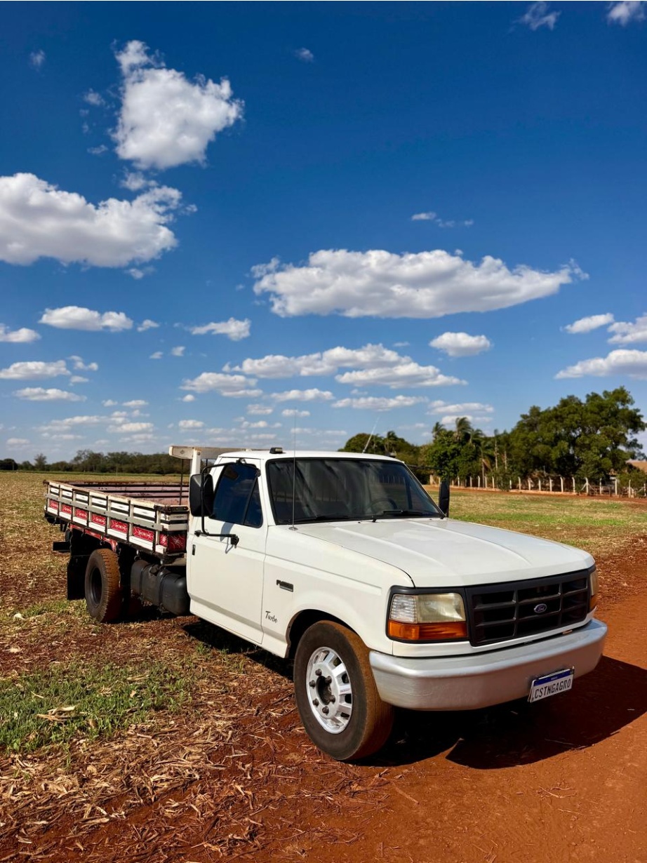 Caminhão Ford F4000 ano 1998
