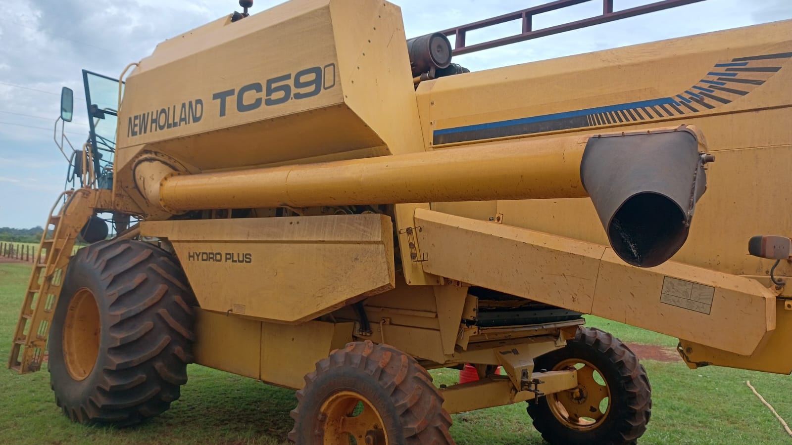 Colheitadeira New Holland TC 59 ano 2001
