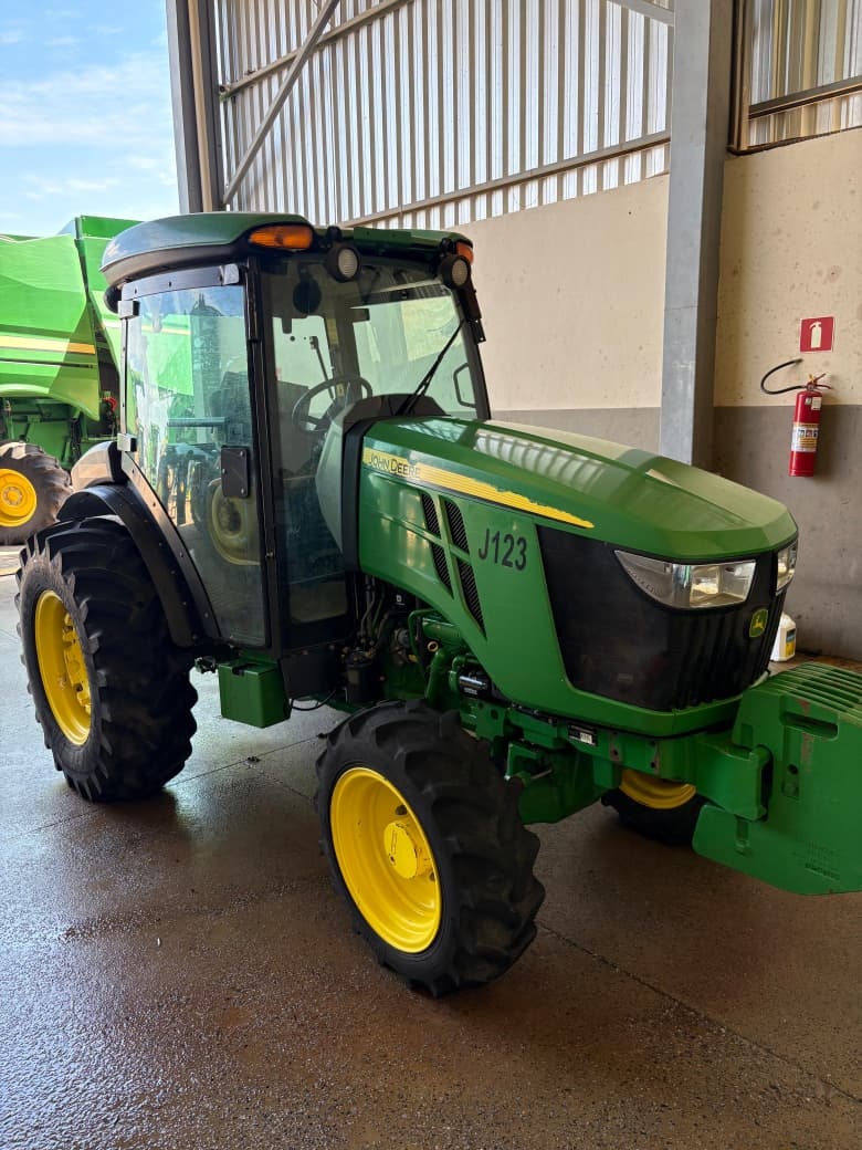 Trator John Deere 5080 EN ano 2025