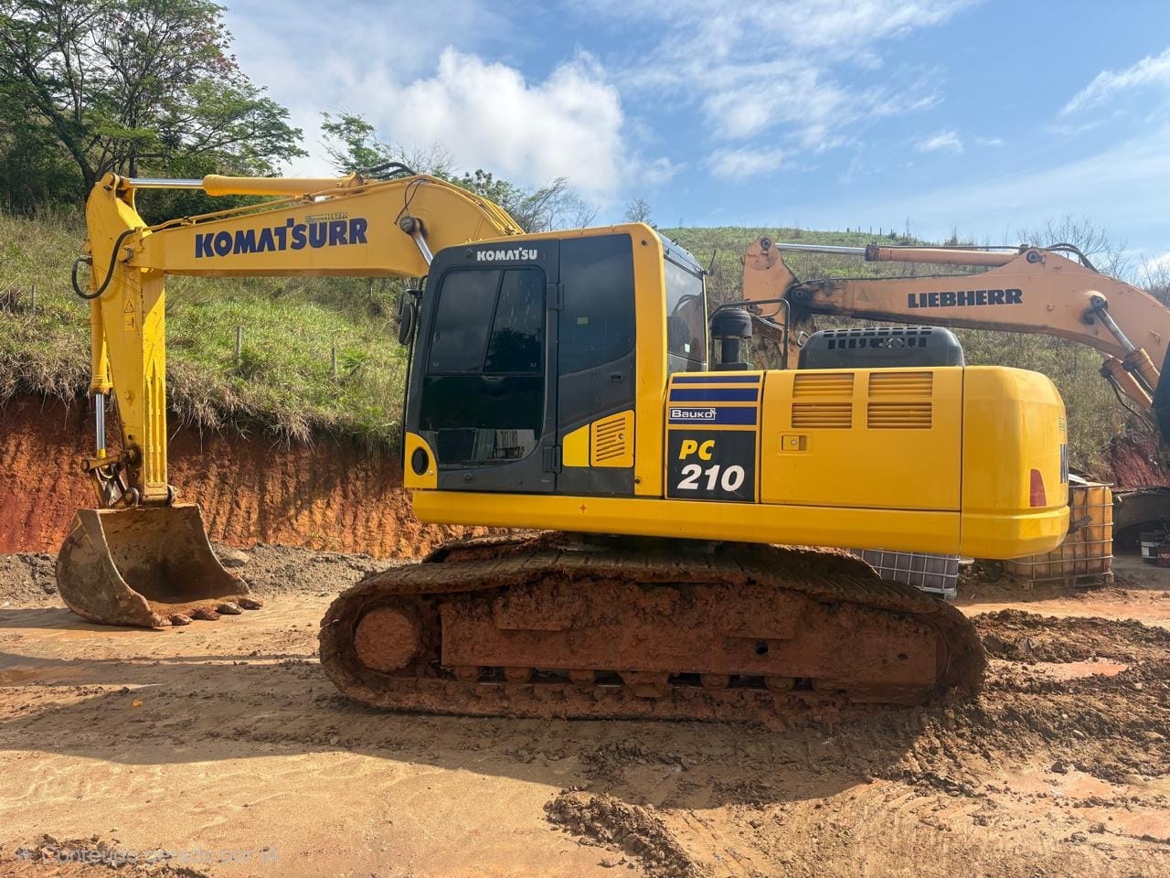 Escavadeira Komatsu PC210 ano 2023