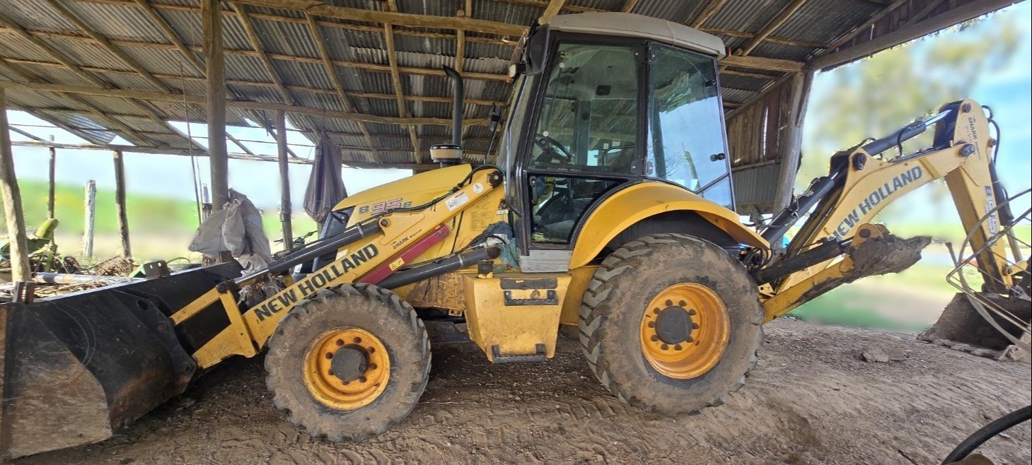 Retroescavadeira New Holland B95B ano 2016