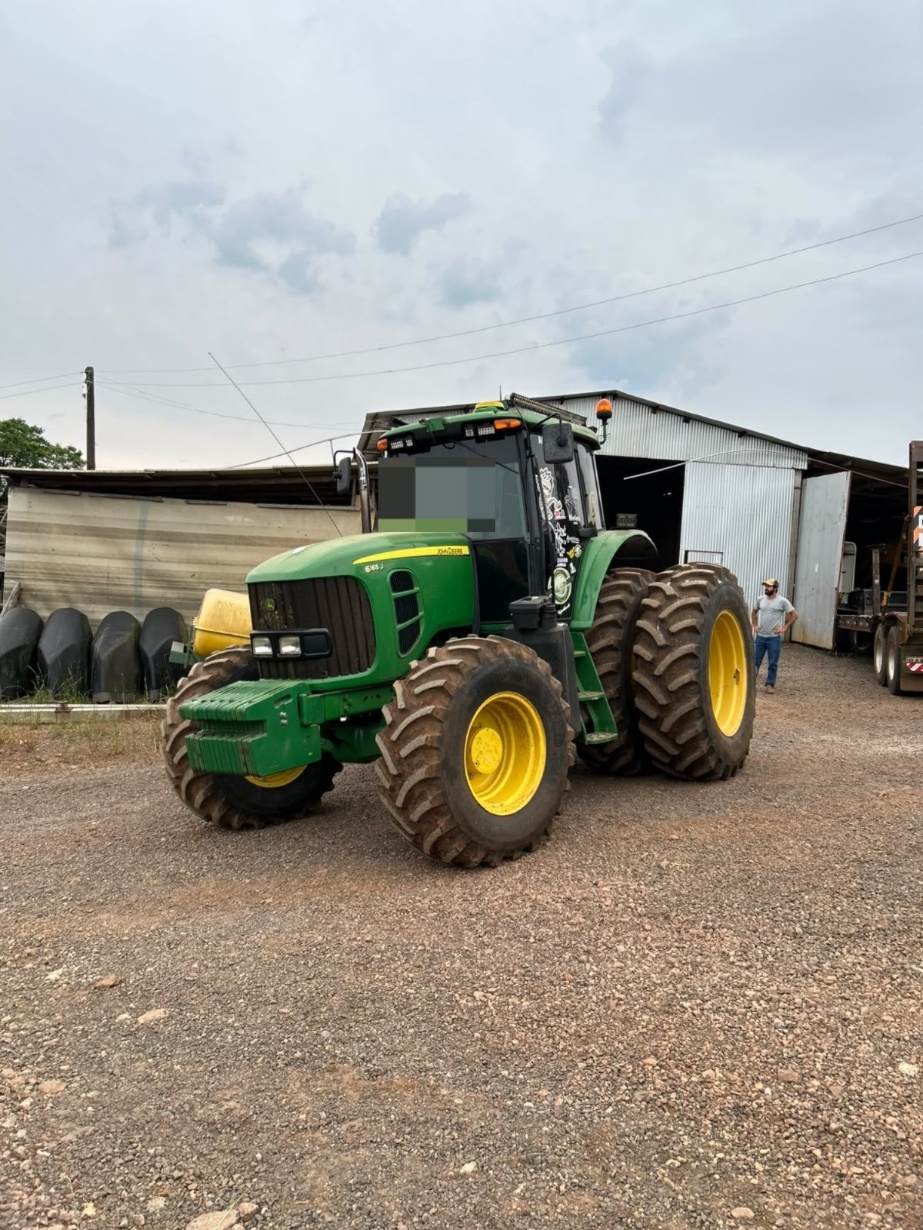 Trator John Deere 6115J ano 2014