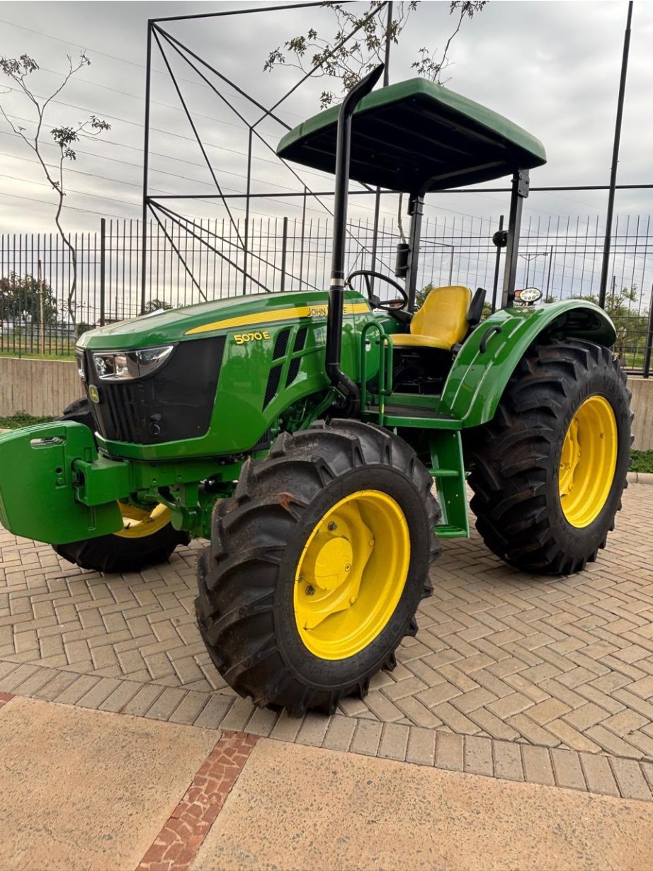 Trator John Deere 5070E ano 2022