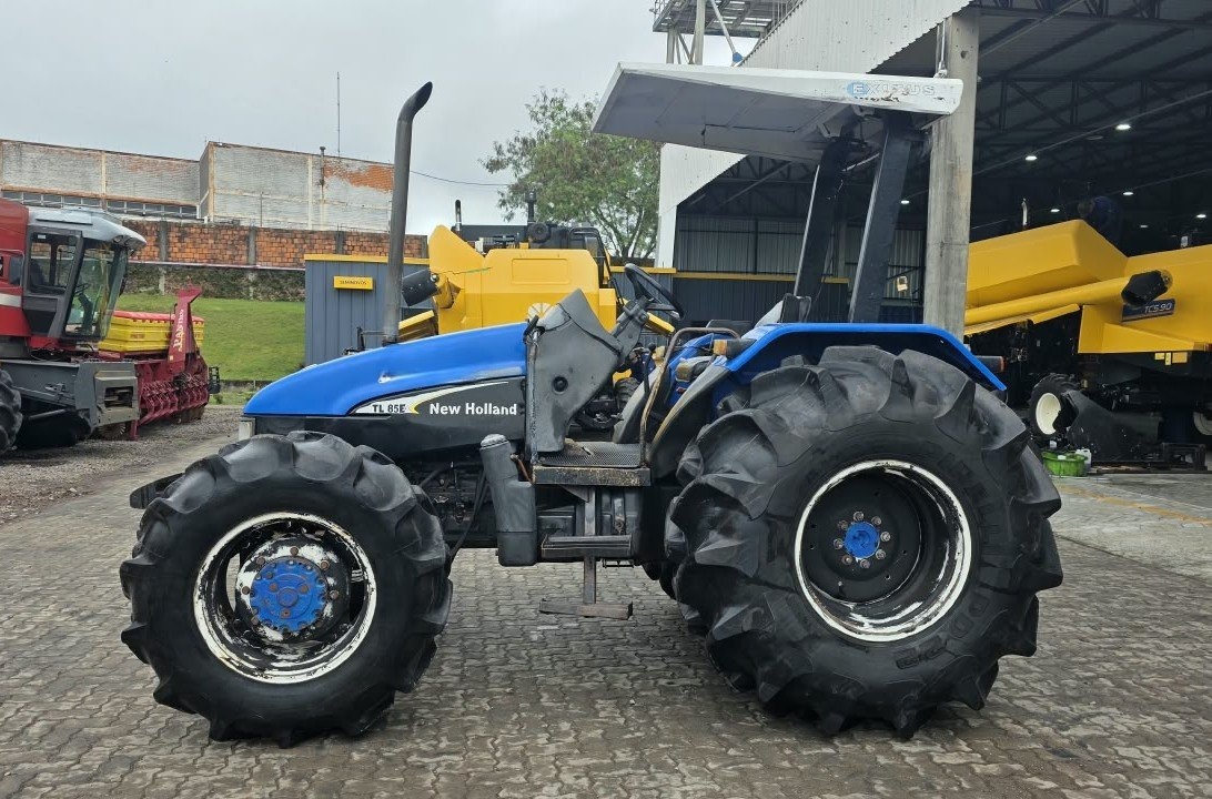 Trator New Holland TL85E ano 2005