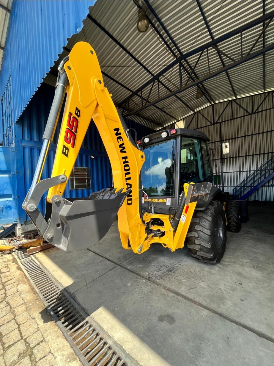 Retroescavadeira New Holland B95B 4x4 ano 2022