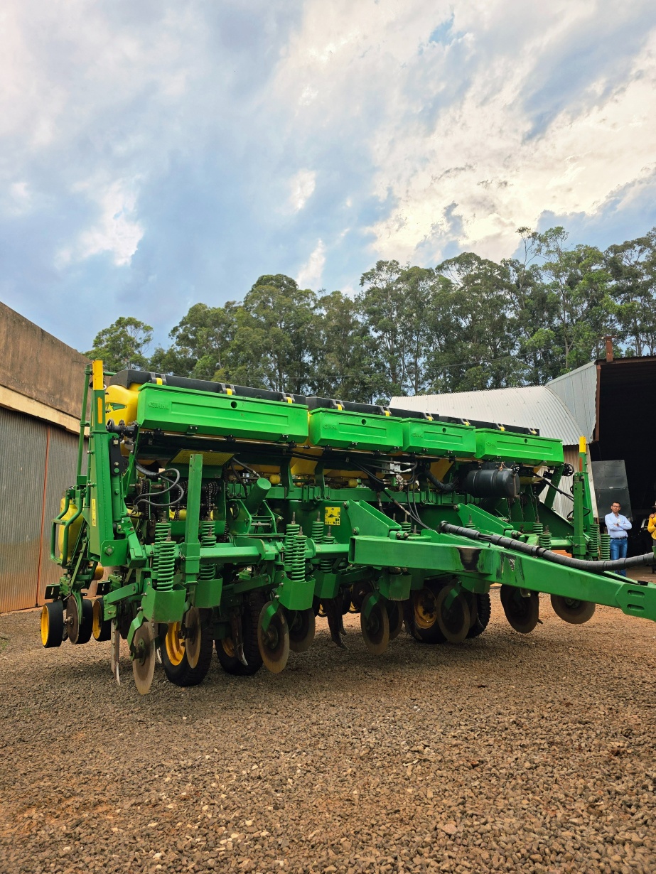 Plantadeira John Deere 1111 ano 2010